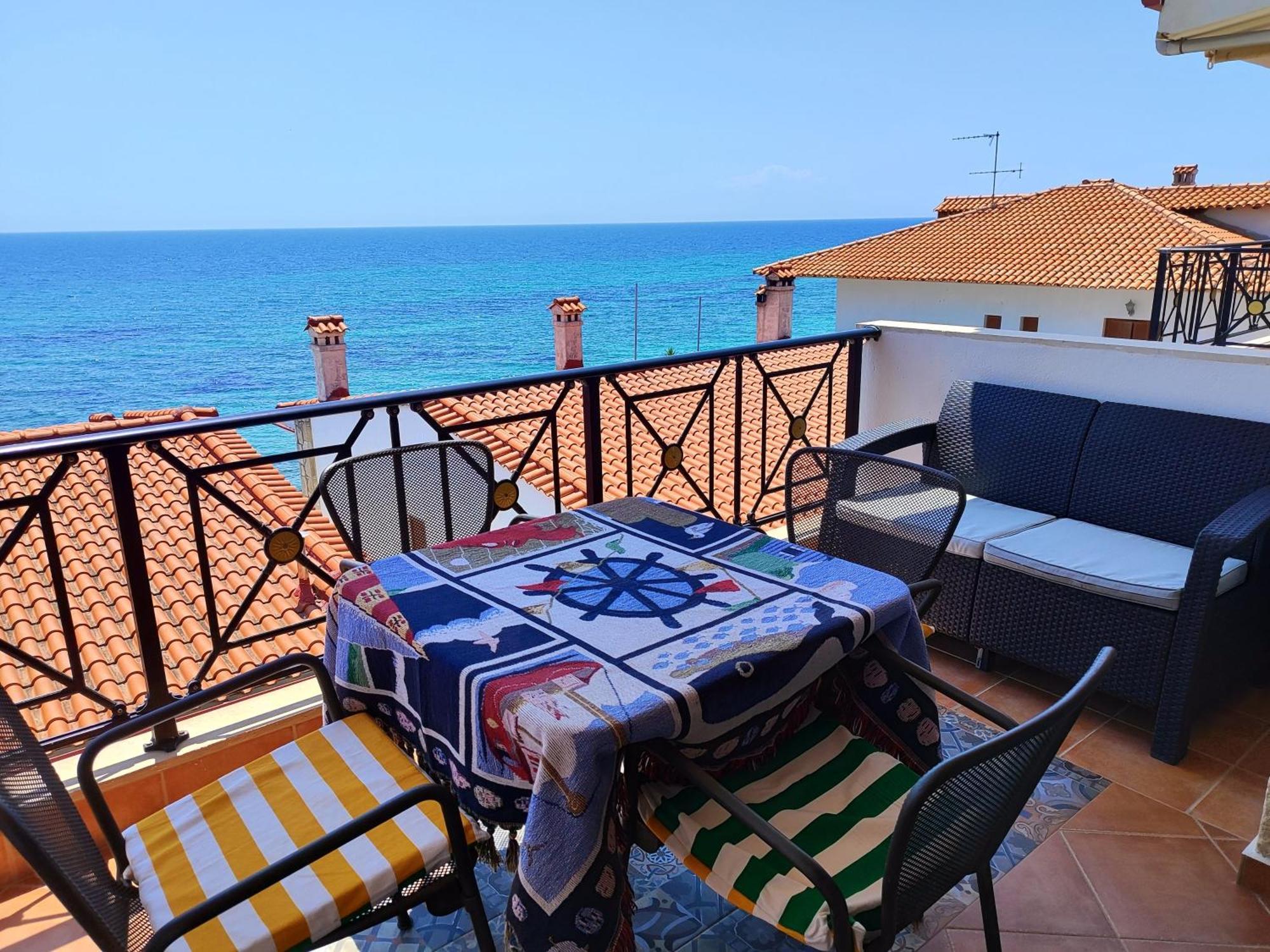 Navy Blue Apartment Nea Skioni Exterior photo