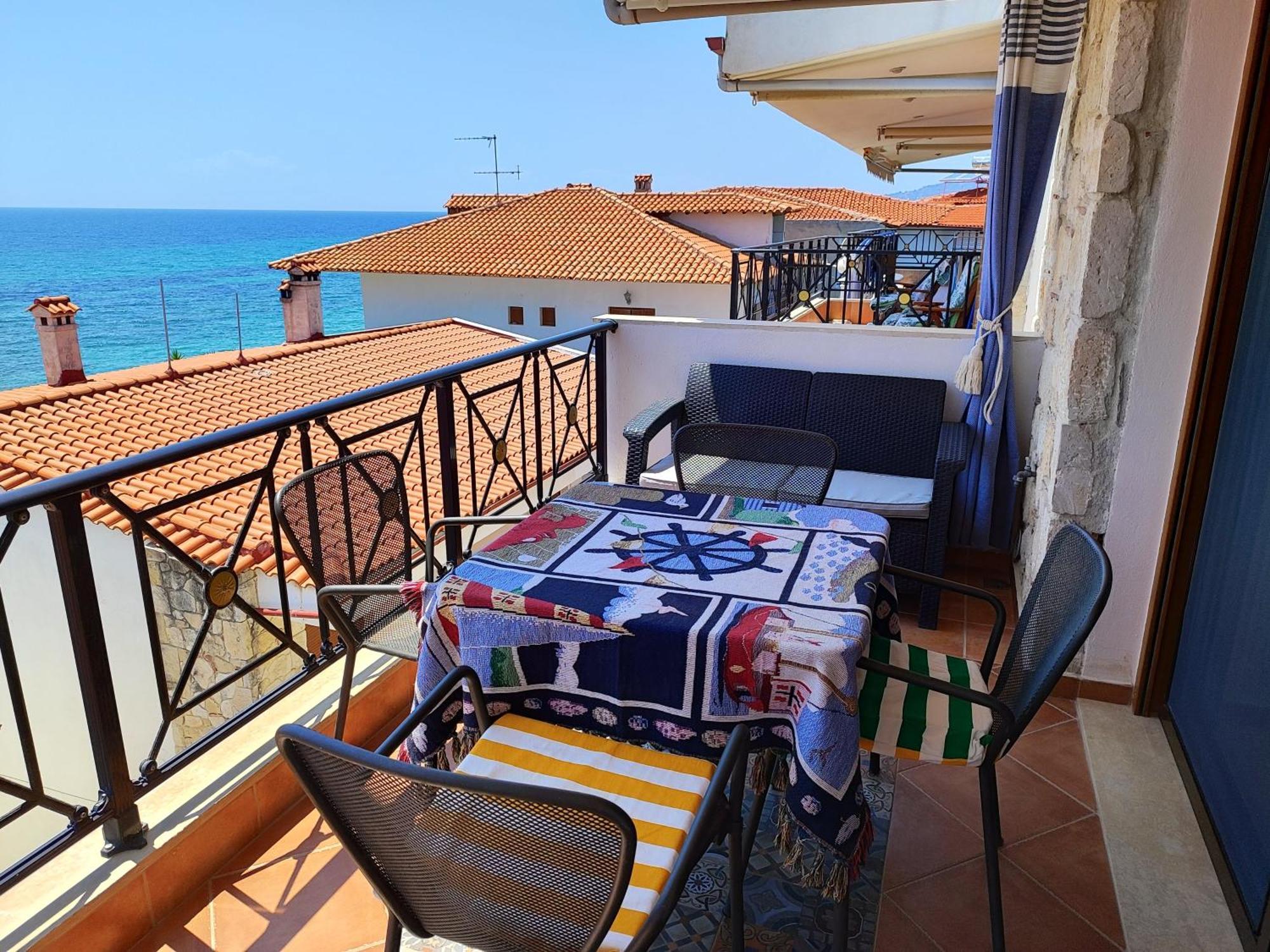 Navy Blue Apartment Nea Skioni Exterior photo